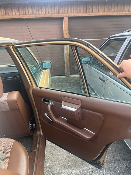Mercedes-Benz 200 D 10 of 13