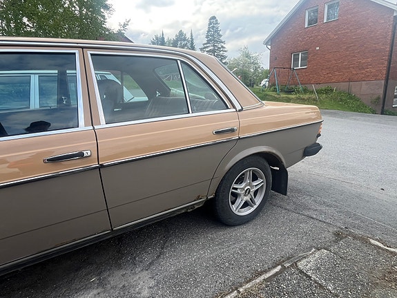 Mercedes-Benz 200 D 3 of 13