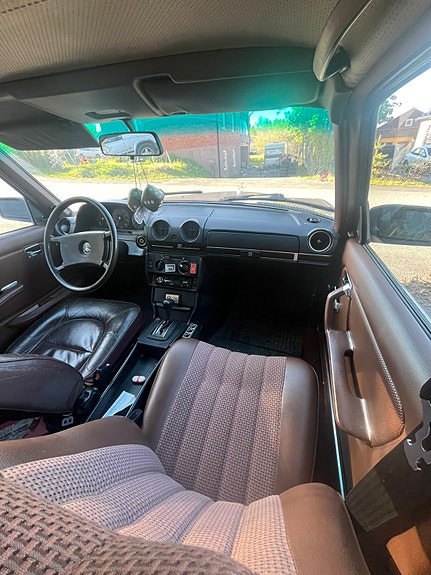 Mercedes-Benz 200 D 12 of 13