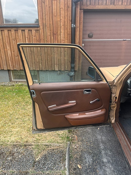 Mercedes-Benz 200 D 7 of 13