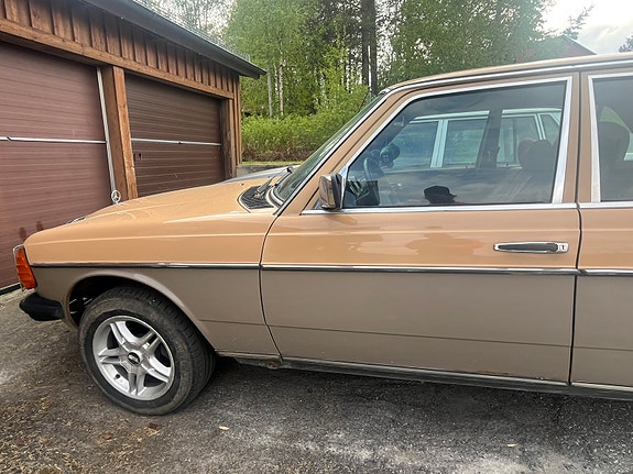 Mercedes-Benz 200 D 2 of 13