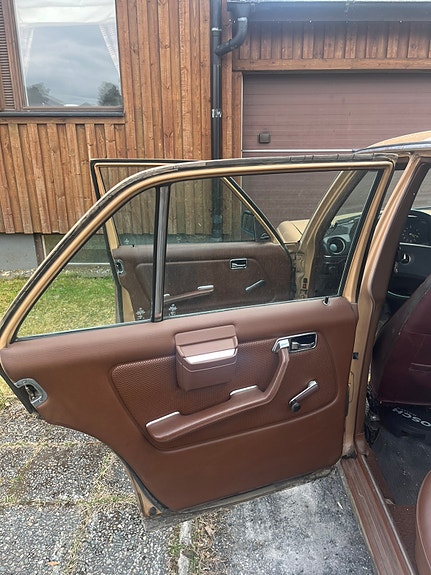 Mercedes-Benz 200 D 8 of 13
