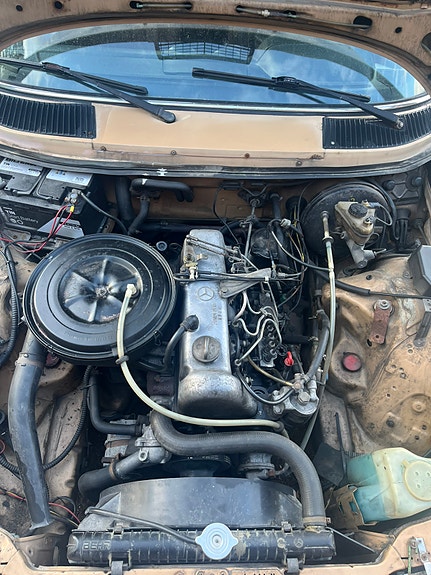 Mercedes-Benz 200 D 6 of 13