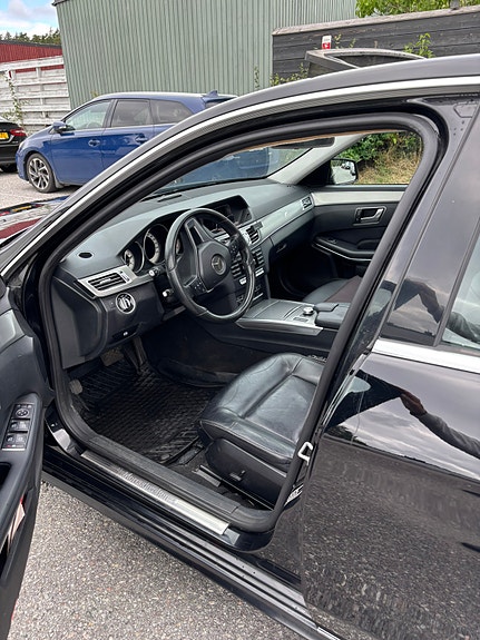 Mercedes-Benz E200 2 of 11