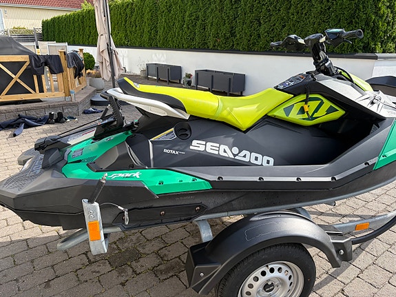 SeaDoo Spark Trixx 3-up 2021 32h 2 of 5