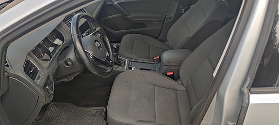 Volkswagen Golf VII 9 of 13