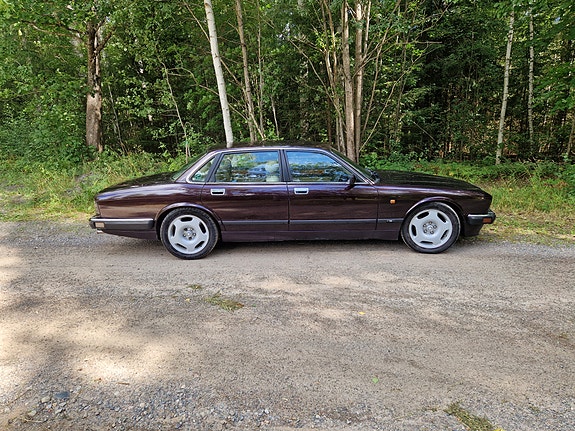 Jaguar XJ 4 of 5