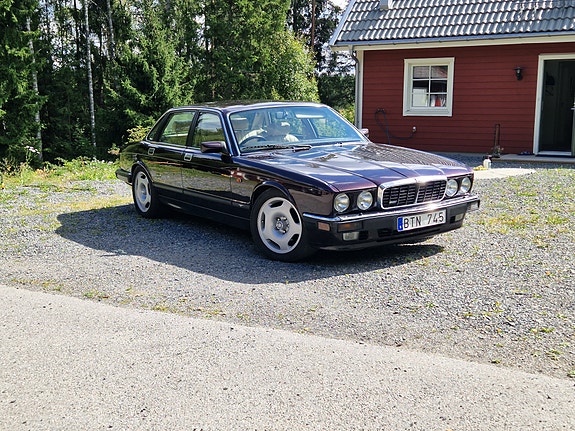 Jaguar XJ 2 of 5