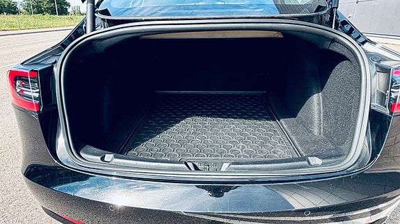 Tesla Model 3 4 of 9