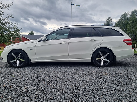 Mercedes-Benz E220 2 of 11