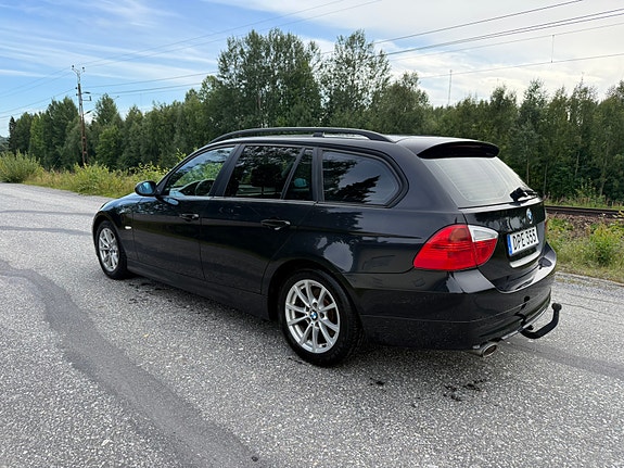 BMW 318d 2 of 5