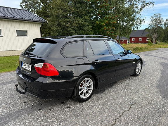 BMW 318d 3 of 5