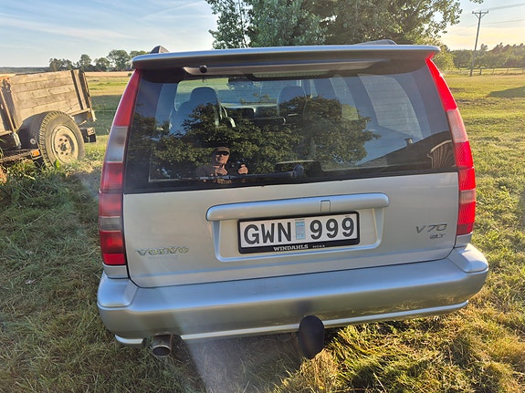 Volvo V70 3 of 9
