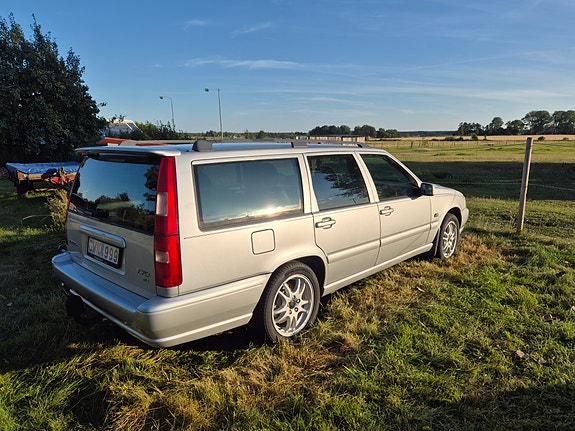 Volvo V70 2 of 9