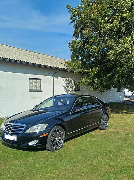 Mercedes-Benz S550 2 of 10