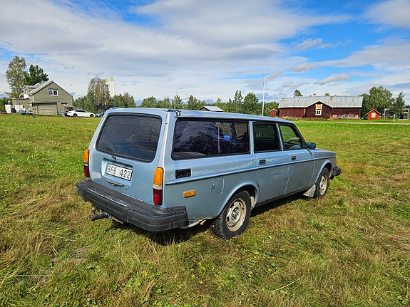 Volvo 245 2 of 5