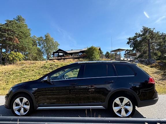 Volkswagen Golf Alltrack 2 of 8