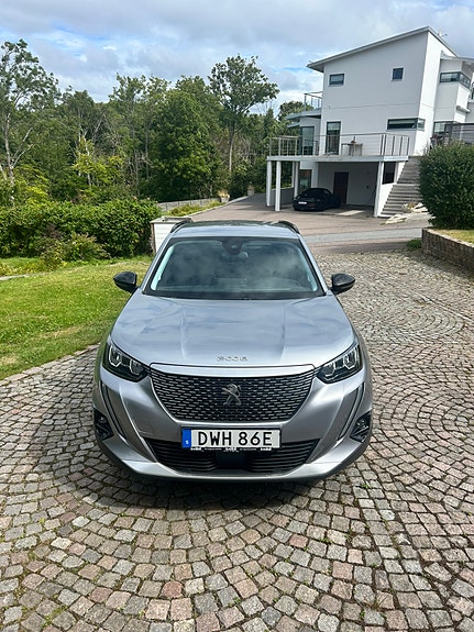 Peugeot e-2008 2 of 6
