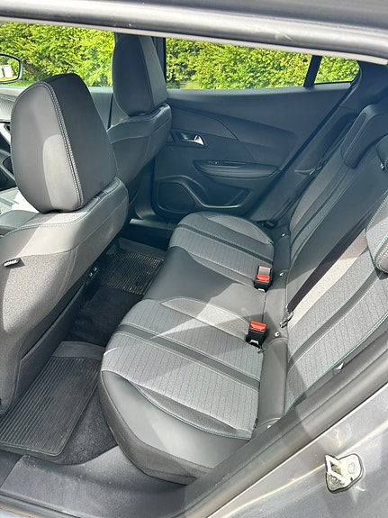 Peugeot e-2008 5 of 6