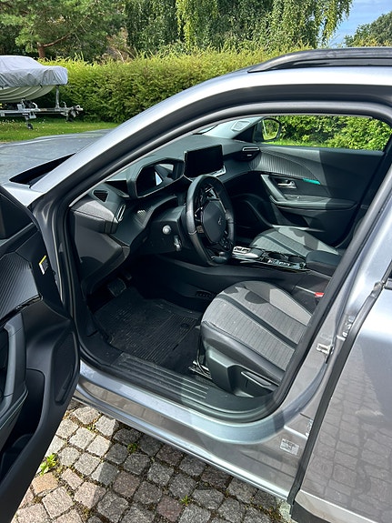 Peugeot e-2008 4 of 6
