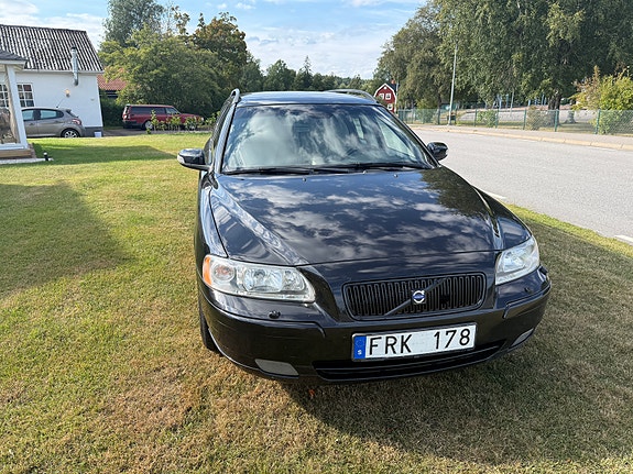 Volvo V70 2 of 10