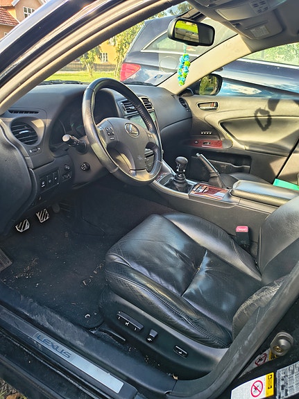 Lexus IS220d 5 of 6