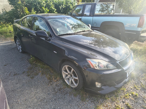 Lexus IS220d 2 of 6