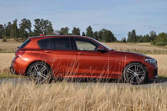 BMW 118i 2 of 17