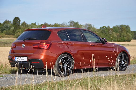 BMW 118i 3 of 17