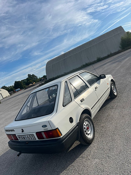 Ford Escort 3 of 6