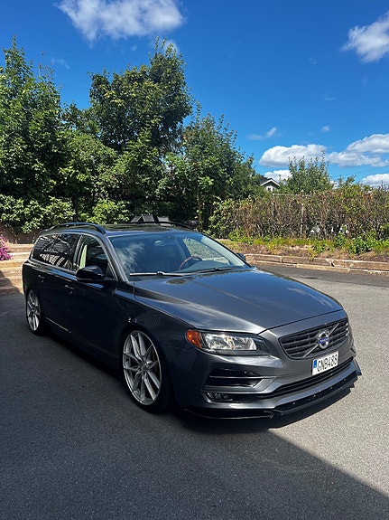 Volvo V70 2 of 17