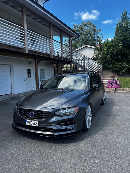 Volvo V70 3 of 17