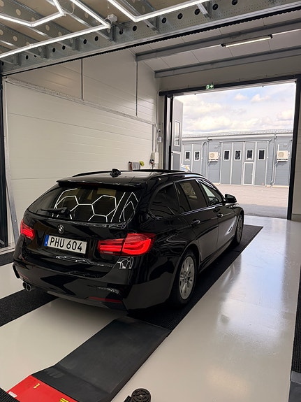 BMW 320d 3 of 9