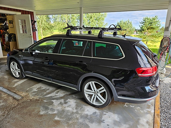 Volkswagen Passat Alltrack 2 of 6