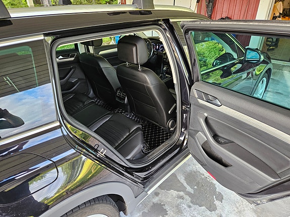 Volkswagen Passat Alltrack 3 of 6
