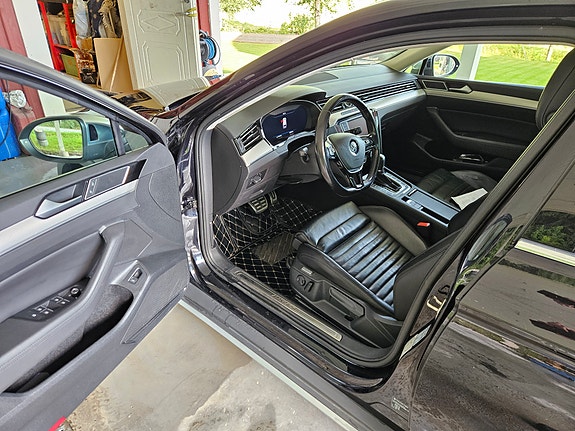 Volkswagen Passat Alltrack 4 of 6