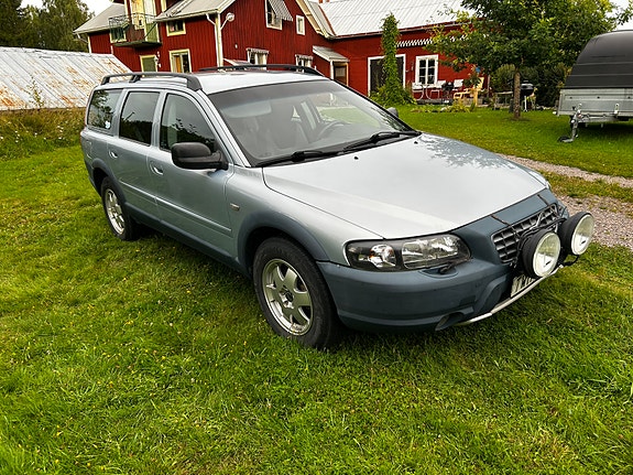 Volvo XC70 2 of 7