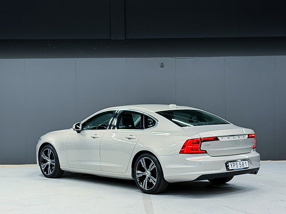 Volvo S90 2 of 16