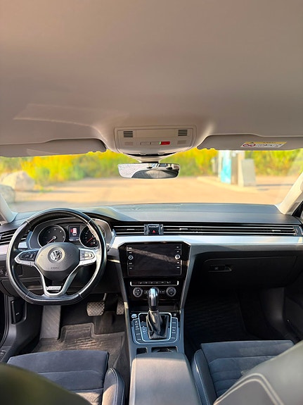 Volkswagen Passat 3 of 12