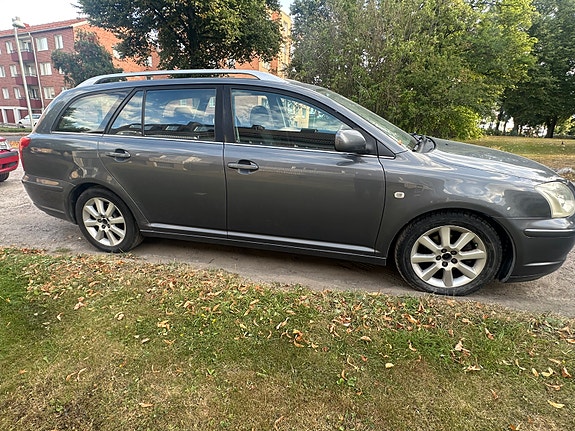 Toyota Avensis 2 of 7