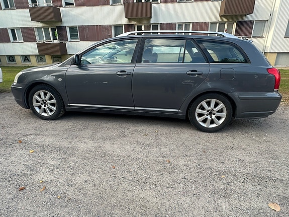 Toyota Avensis 3 of 7