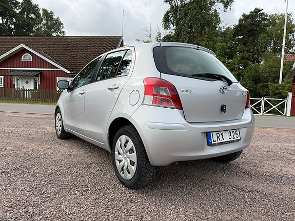 Toyota Yaris 8 of 11