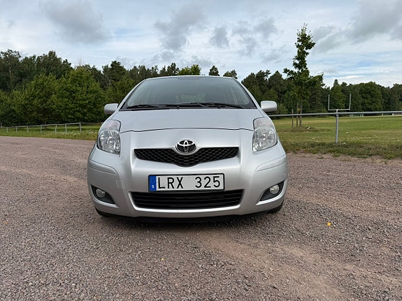 Toyota Yaris 3 of 11