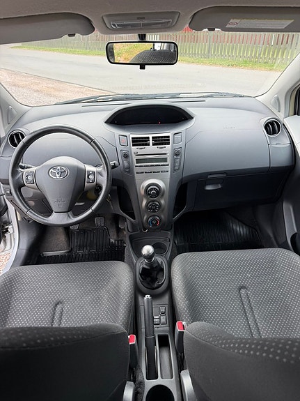 Toyota Yaris 9 of 11