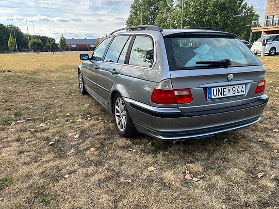 BMW 320i 4 of 5