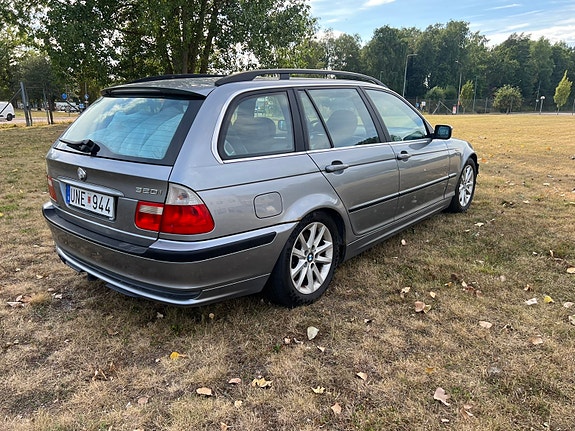 BMW 320i 3 of 5
