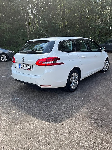 Peugeot 308 SW 2 of 10