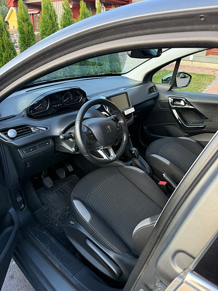 Peugeot 208 2 of 4