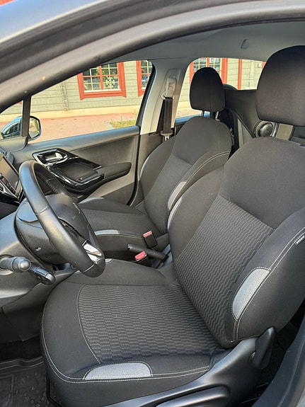 Peugeot 208 3 of 4