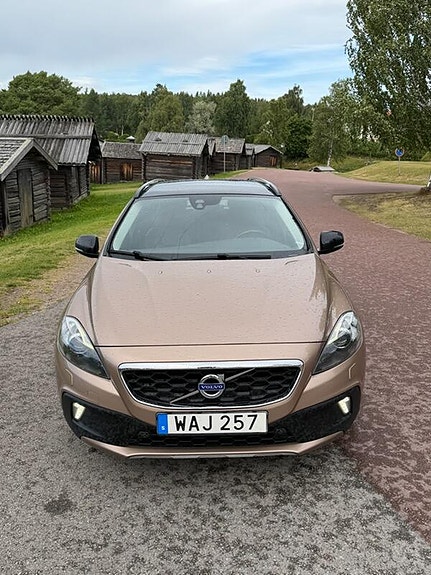 Volvo V40 Cross Country 3 of 9